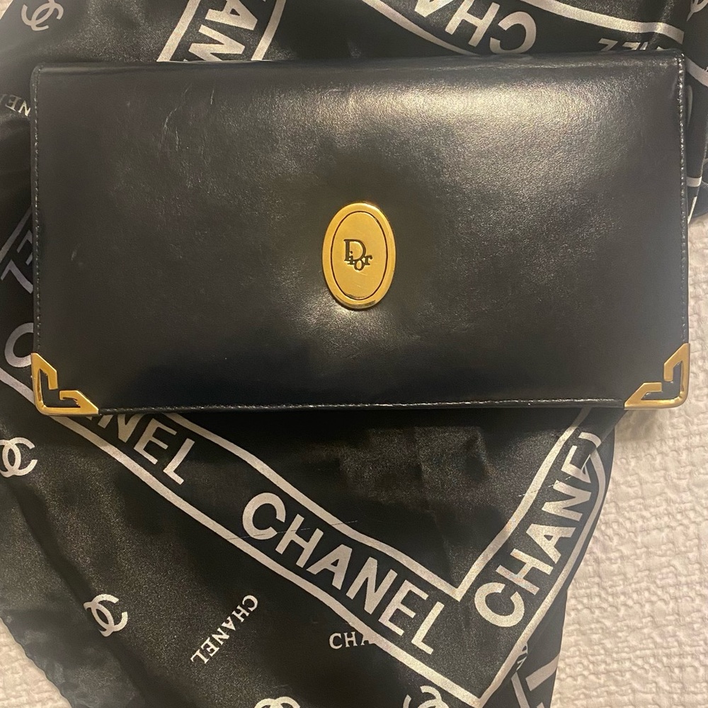 Dior vintage in great condition and looks modern.. giving Audrey Hepburn vibes